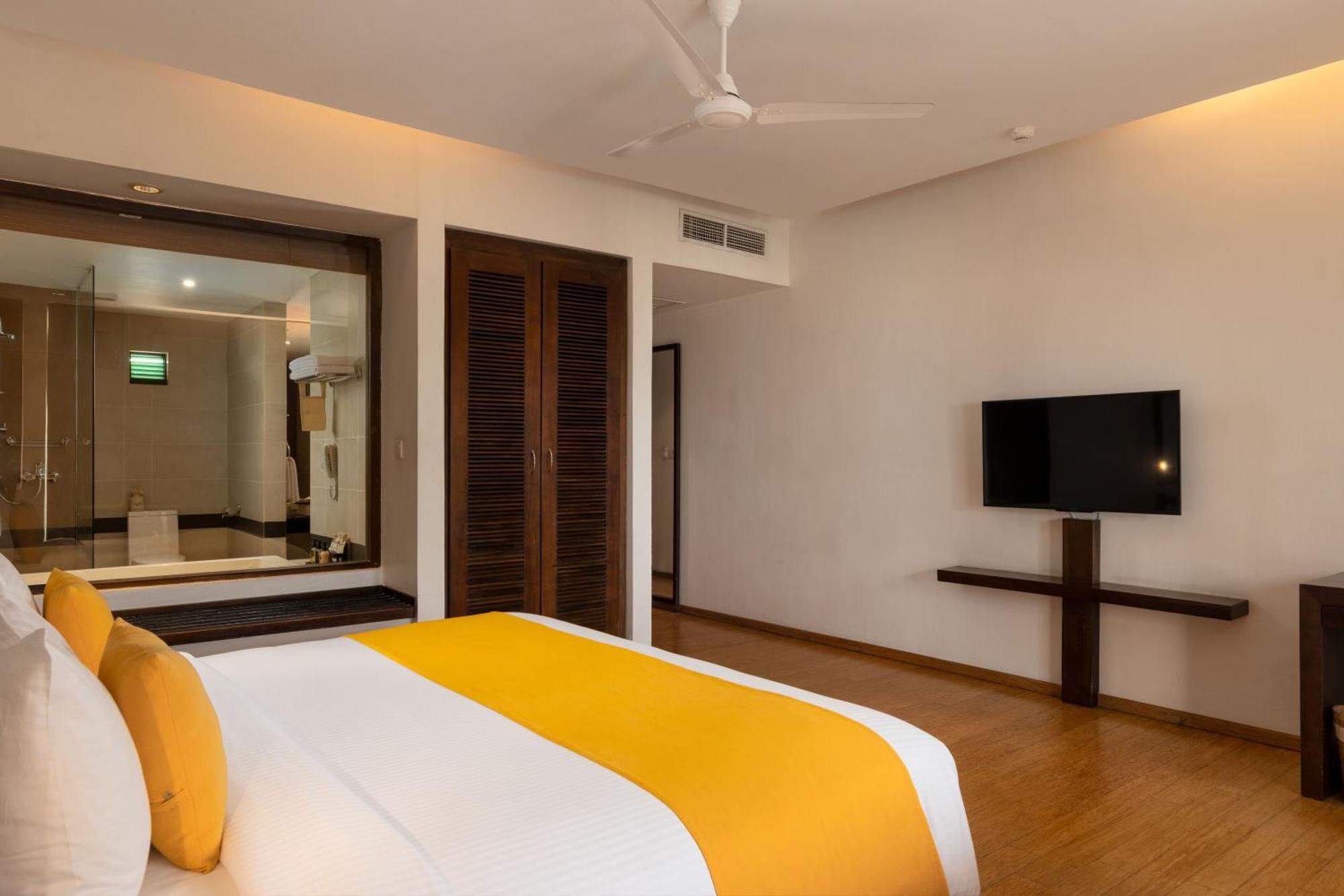 Deluxe Double Room with Sea View - 10% Off at Seaside Social Lounge & Bar & 15% Off on Spa, Black Coral & Centre Point Restaurants